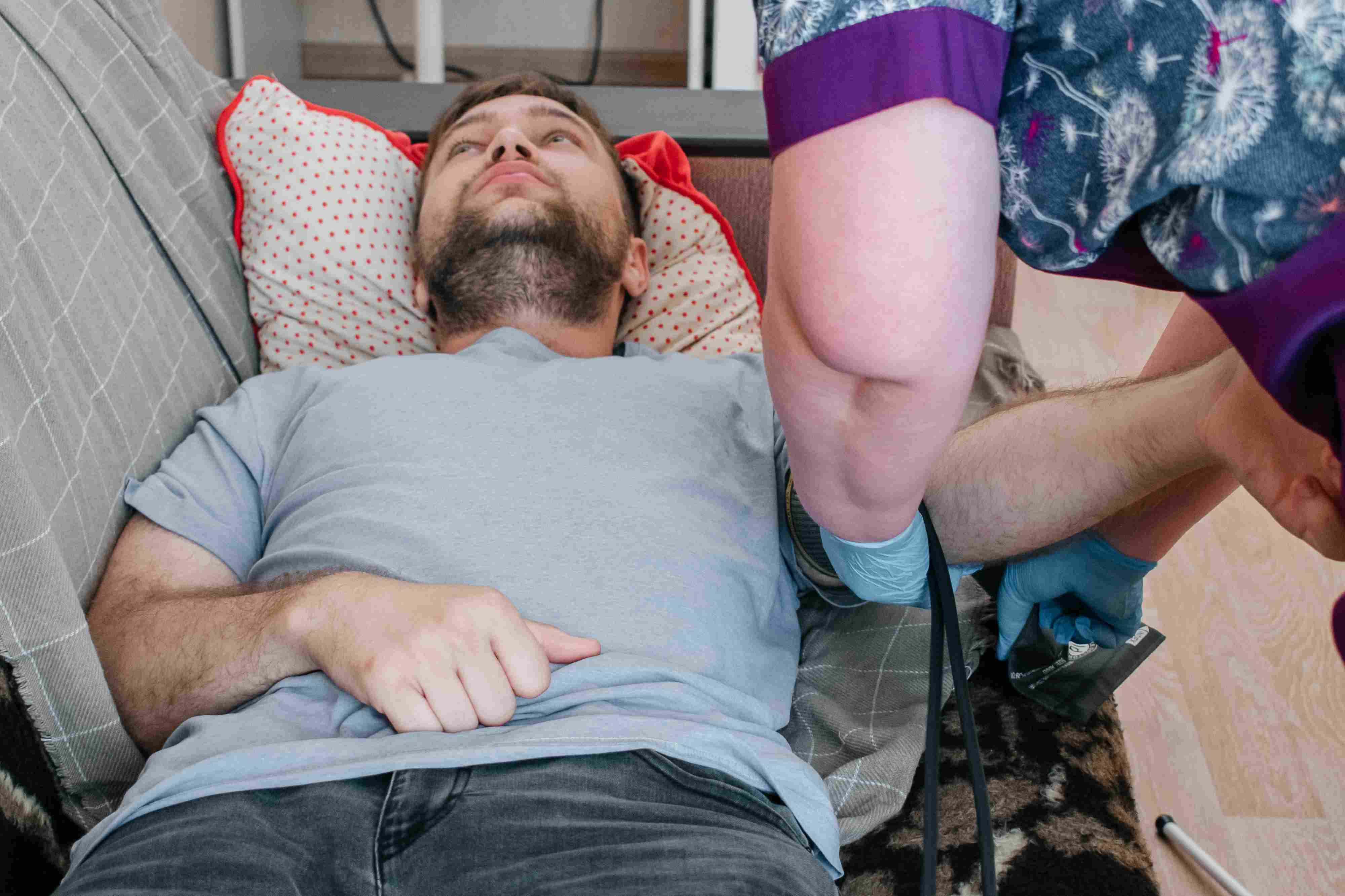 Врач меряет давление пациенту